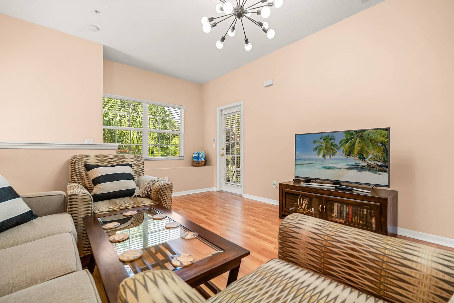 WARM & SUNNY CONDO — photo 8